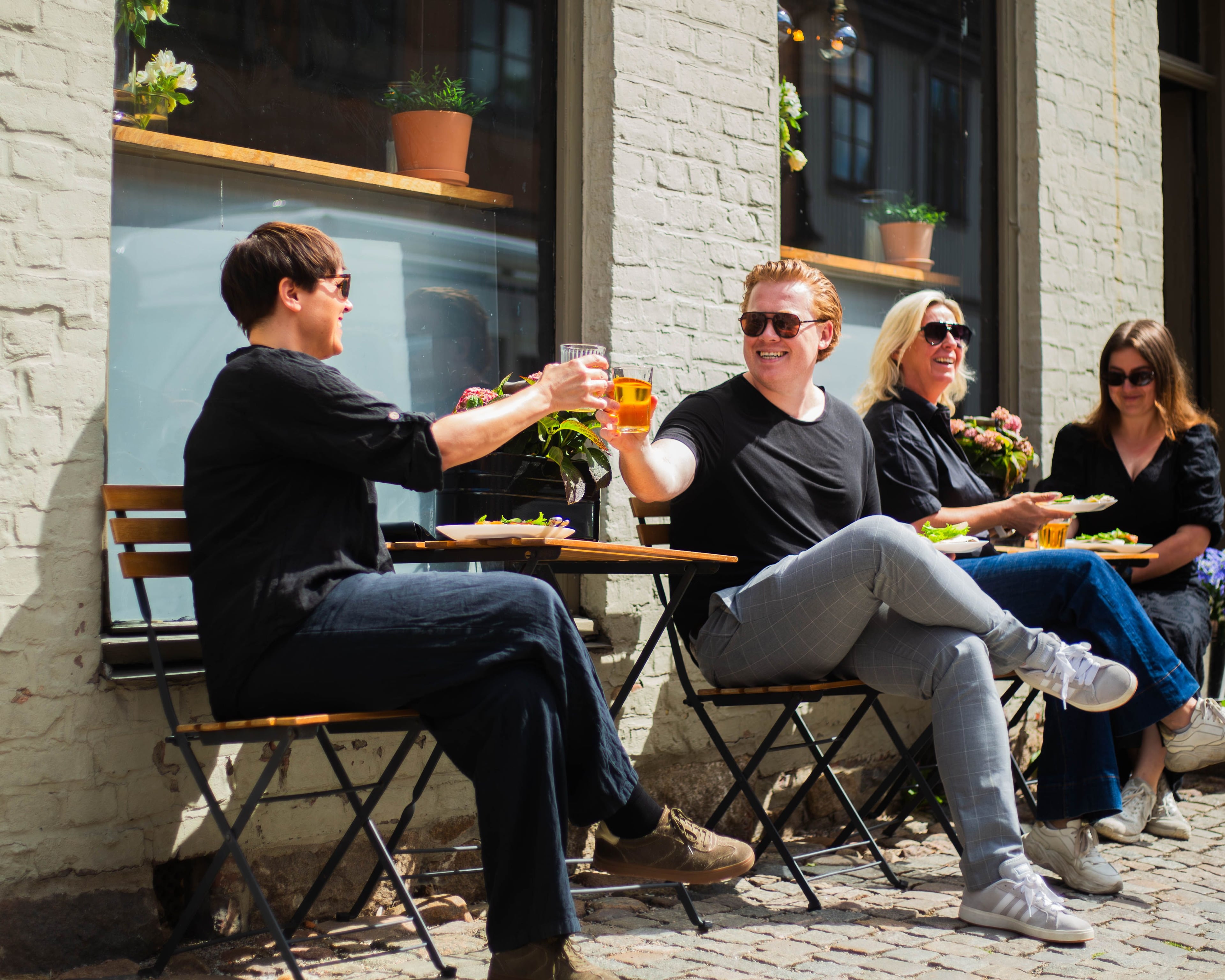 Frontkom-kolleger utendørs en sommerdag