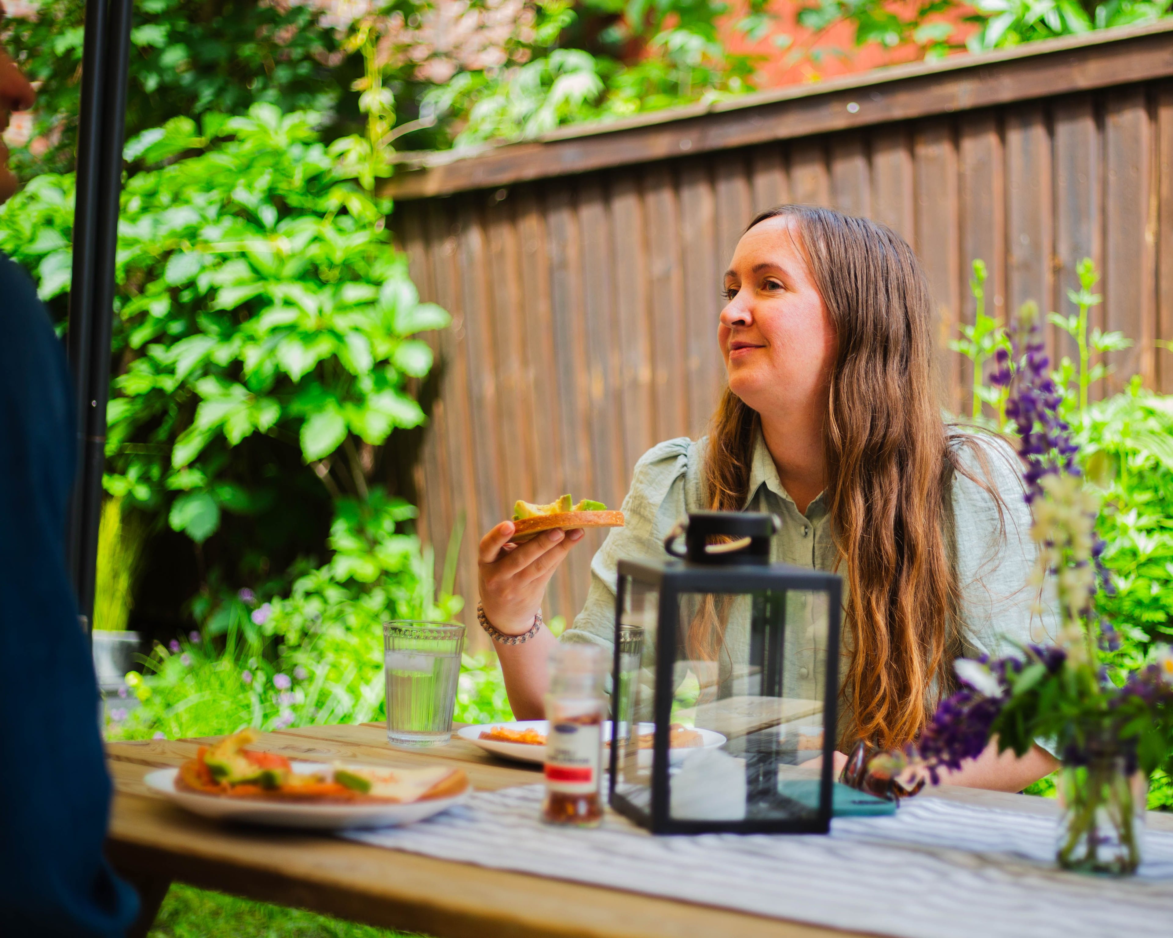 Kollega ved et dekket bord ute i sommersol