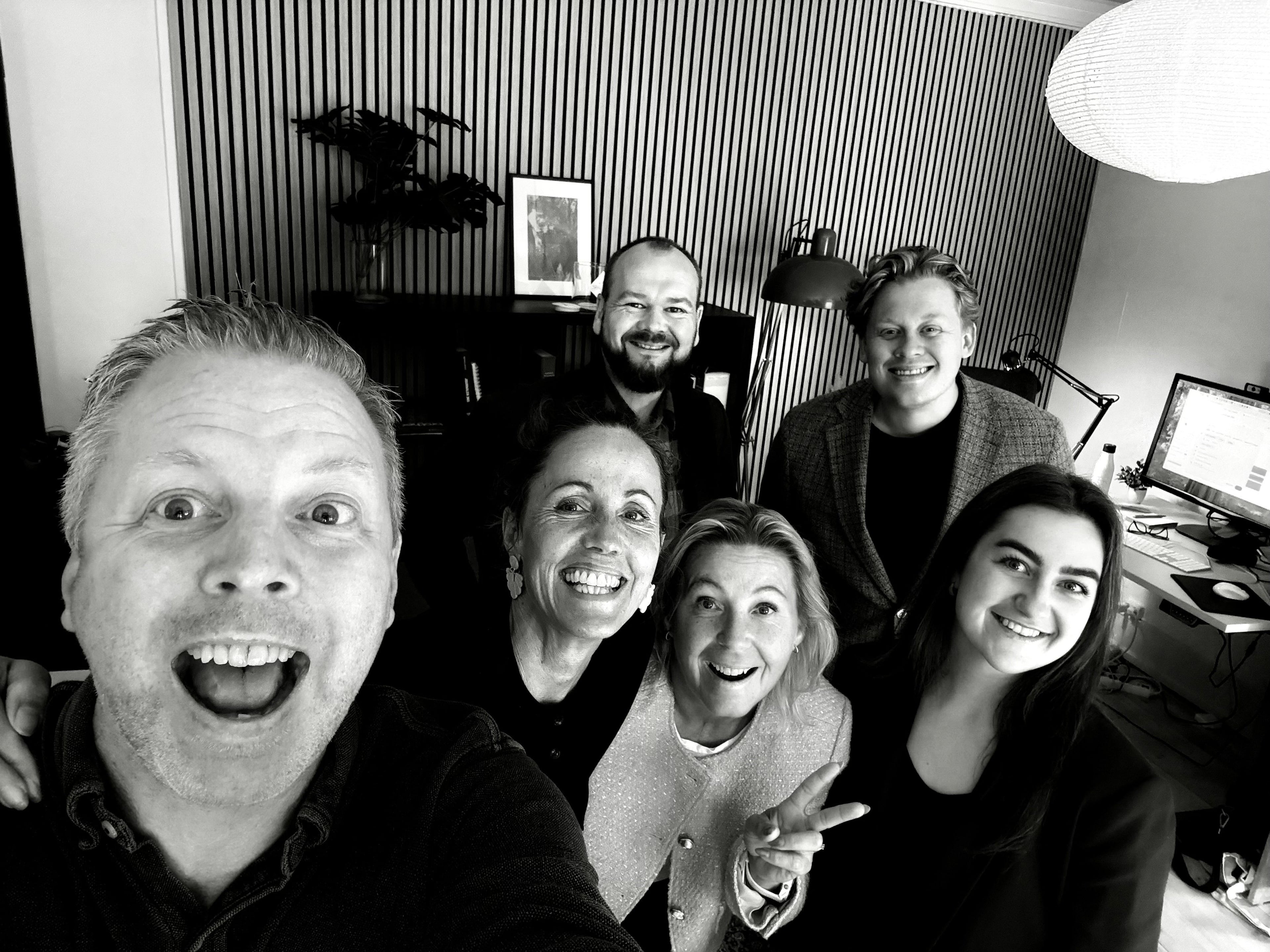 Samling av mennesker som smiler